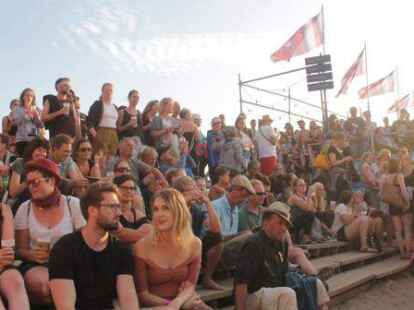 Das Watt-en-Schlick-Festival in Dangast ist nicht nur bekannt f&uuml;r seine abwechslungsreichen Acts und die einzigartige Festival-Stimmung direkt am Wattenmeer, sondern auch f&uuml;r das wohl vielf&auml;ltigste Publikum, das ein Festival  &uuml;berhaupt haben kann. Wir haben hier ein paar Impressionen f&uuml;r euch, vor allem von den bunt gemischten G&auml;sten auf dem Watt-en-Schlick!