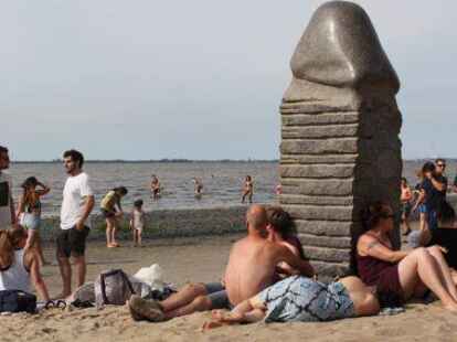 Das Watt-en-Schlick-Festival in Dangast ist nicht nur bekannt f&uuml;r seine abwechslungsreichen Acts und die einzigartige Festival-Stimmung direkt am Wattenmeer, sondern auch f&uuml;r das wohl vielf&auml;ltigste Publikum, das ein Festival  &uuml;berhaupt haben kann. Wir haben hier ein paar Impressionen f&uuml;r euch, vor allem von den bunt gemischten G&auml;sten auf dem Watt-en-Schlick!