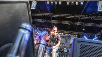 Andy ist auf einem Tennisturnier 2018, Band: Die Meldung