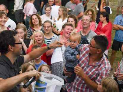 Mit dem Fackelschwimmen ging am Samstagabend das Ferienprogramm der Gemeinde Zetel offiziell zu Ende. Der Gemeindejugendring hatte im Naturbad erst ein gro&szlig;es Kinderfest veranstaltet, bei dem zahlreiche kleine und gro&szlig;e G&auml;ste ihren Spa&szlig; hatten. Anschlie&szlig;end gingen die Fackeltr&auml;ger unter der Leitung der DLRG ins Wasser und sorgten f&uuml;r eine unvergleichliche Abendstimmung am Wasser.