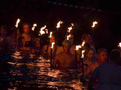 Mit dem Fackelschwimmen ging am Samstagabend das Ferienprogramm der Gemeinde Zetel offiziell zu Ende. Der Gemeindejugendring hatte im Naturbad erst ein gro&szlig;es Kinderfest veranstaltet, bei dem zahlreiche kleine und gro&szlig;e G&auml;ste ihren Spa&szlig; hatten. Anschlie&szlig;end gingen die Fackeltr&auml;ger unter der Leitung der DLRG ins Wasser und sorgten f&uuml;r eine unvergleichliche Abendstimmung am Wasser.