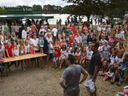 Mit dem Fackelschwimmen ging am Samstagabend das Ferienprogramm der Gemeinde Zetel offiziell zu Ende. Der Gemeindejugendring hatte im Naturbad erst ein gro&szlig;es Kinderfest veranstaltet, bei dem zahlreiche kleine und gro&szlig;e G&auml;ste ihren Spa&szlig; hatten. Anschlie&szlig;end gingen die Fackeltr&auml;ger unter der Leitung der DLRG ins Wasser und sorgten f&uuml;r eine unvergleichliche Abendstimmung am Wasser.