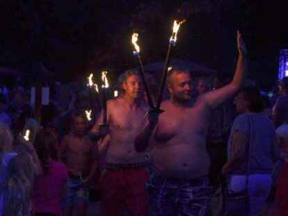 Mit dem Fackelschwimmen ging am Samstagabend das Ferienprogramm der Gemeinde Zetel offiziell zu Ende. Der Gemeindejugendring hatte im Naturbad erst ein gro&szlig;es Kinderfest veranstaltet, bei dem zahlreiche kleine und gro&szlig;e G&auml;ste ihren Spa&szlig; hatten. Anschlie&szlig;end gingen die Fackeltr&auml;ger unter der Leitung der DLRG ins Wasser und sorgten f&uuml;r eine unvergleichliche Abendstimmung am Wasser.