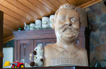 Er ist immer dabei: &Uuml;berall im Hankenhof stehen Bilder und Skulpturen von Tamme Hanken. (Foto: Martin Remmers)