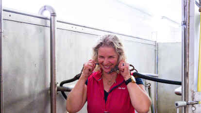 Erkl&auml;rt gerne alles rund ums Tier: Carmen Hanken zeigt mit eigenem K&ouml;rpereinsatz, wie das Aqua-Training funktioniert.