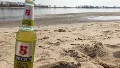 Warum denn in weit entfernte L&auml;nder fliegen, wenn man das Paradies vor der Haust&uuml;r hat? Mein Sohn (5 Jahre) und ich genie&szlig;en jeden Sonnenstrahl an der Weser. Sei es am Strand oder an der Braker Kaje &ndash; einfach dort wohnen, wo andere Urlaub machen.