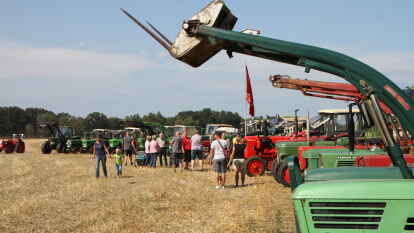 Erntevorf&uuml;hrungen beim Treckerfest vom Deutz-Fahr-Club B&uuml;rstel-Immer
