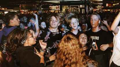 Diese Jugendlichen haben am Samstagabend beim Auftritt der Wild Boys  auf dem Marktplatz  sichtlich  Spa&szlig;.