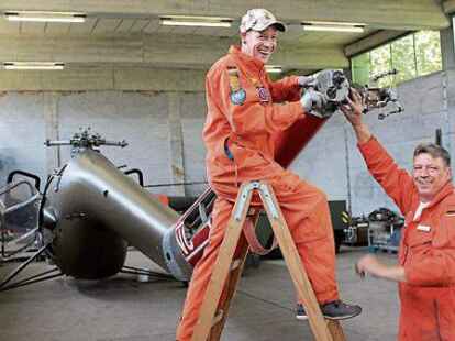 <p>                Endlich lackiert:  Carsten Nienaber (links) und Dirk Schmeidler legten gemeinsam bei der Montage des Heckrotorgetriebes Hand an. Gut zu erkennen ist die bereits auf der Zelle angebrachte Lackierung.     </p>