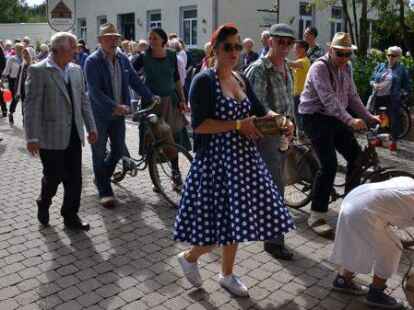 Gute Laune: Teilnehmer und G&auml;ste hatten viel Spa&szlig; am Festumzug.
