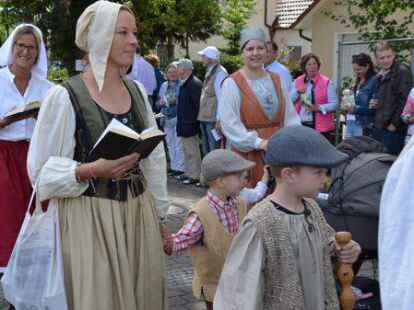 Gute Laune: Teilnehmer und G&auml;ste hatten viel Spa&szlig; am Festumzug.