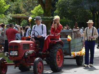 Bestes Wetter beim Festumzug durch Bethen.