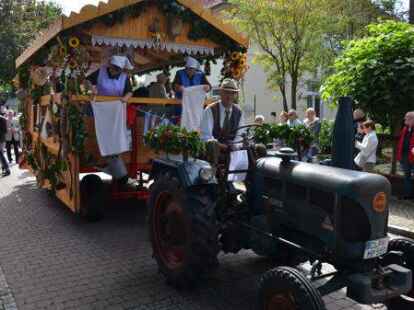 Gute Laune: Teilnehmer und G&auml;ste hatten viel Spa&szlig; am Festumzug.