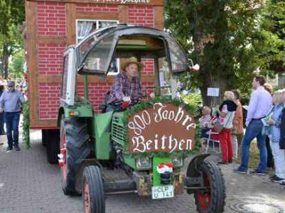 Gute Laune: Teilnehmer und G&auml;ste hatten viel Spa&szlig; am Festumzug.