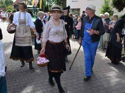 Gute Laune: Teilnehmer und G&auml;ste hatten viel Spa&szlig; am Festumzug.