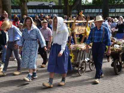 Gute Laune: Teilnehmer und G&auml;ste hatten viel Spa&szlig; am Festumzug.