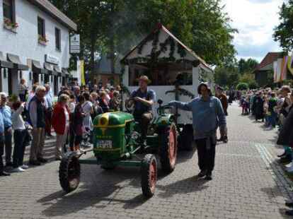 Viele Zuschauer kamen zum Festumzug in den Wallfahrtsort im Landkreis Cloppenburg.