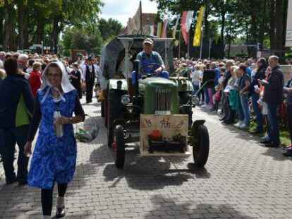 Gute Laune: Teilnehmer und G&auml;ste hatten viel Spa&szlig; am Festumzug.
