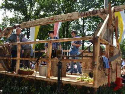 Historisches Handwerk: Auf diesem Wagen wurde die Schmiedekunst pr&auml;sentiert.