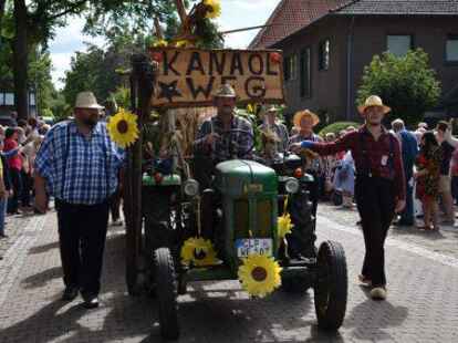 Gute Laune: Teilnehmer und G&auml;ste hatten viel Spa&szlig; am Festumzug.