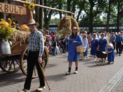 Gute Laune: Teilnehmer und G&auml;ste hatten viel Spa&szlig; am Festumzug.