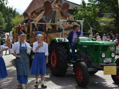Gute Laune: Teilnehmer und G&auml;ste hatten viel Spa&szlig; am Festumzug.