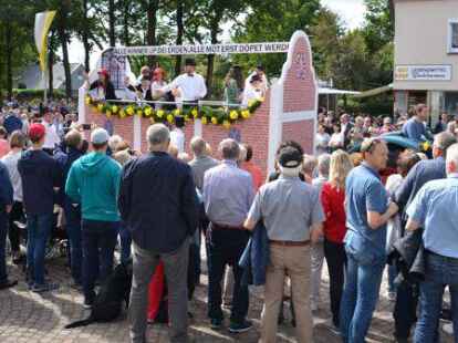 Gute Laune: Teilnehmer und G&auml;ste hatten viel Spa&szlig; am Festumzug.