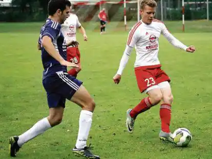 Runde vier erreicht: Der VfR Wardenburg um  Fabian Nitsche (rechts) gewann gegen den SV Tur Abdin.