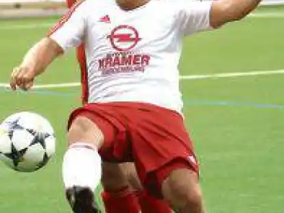 Einer der erfahrenen Spieler im Team: Carsten Winter (vorne) vom Kreisligisten  VfR Wardenburg