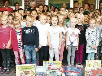 Die Sch&uuml;ler der Grundschule Elisabethfehn-West freuen sich &uuml;ber neue Gesellschaftsspiele.