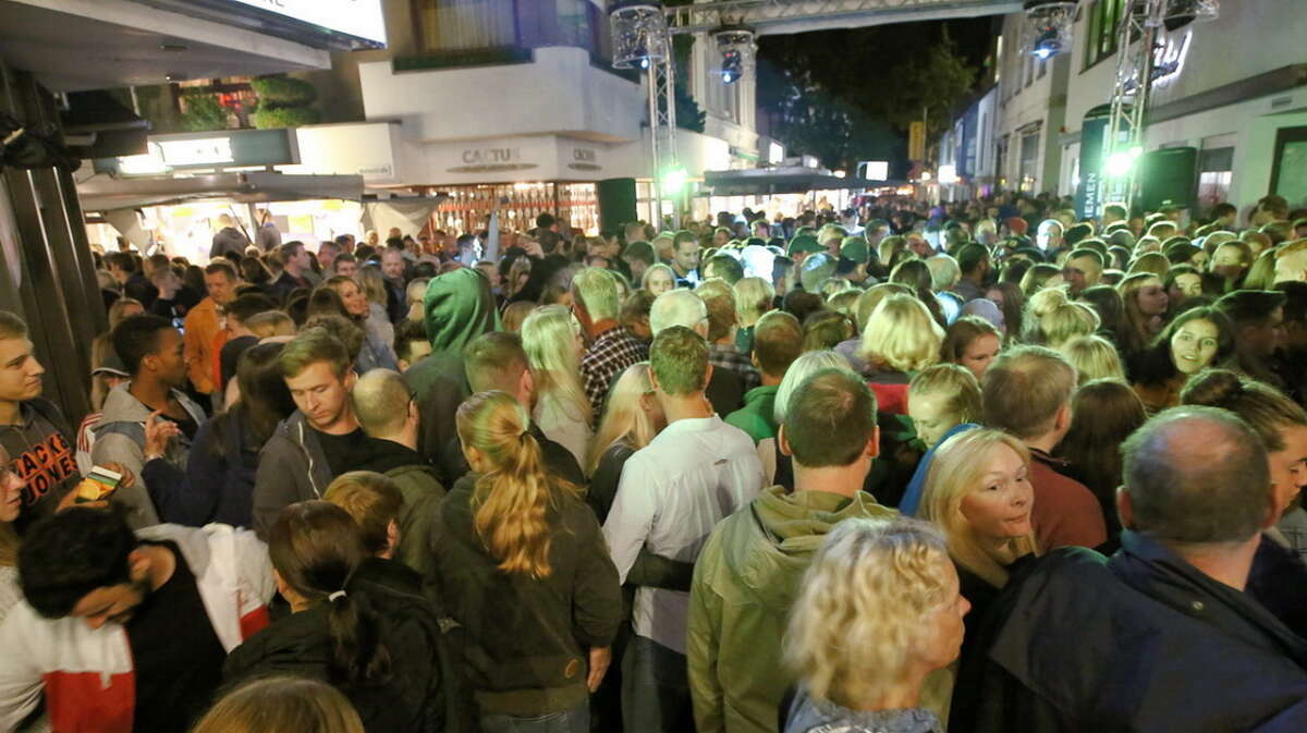 Housedestroyer heizen auf dem Stadtfest Oldenburg ein