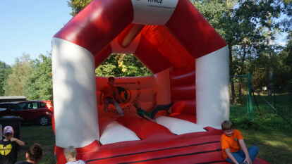 Auf einer H&uuml;pfburg konnten die Kinder toben.