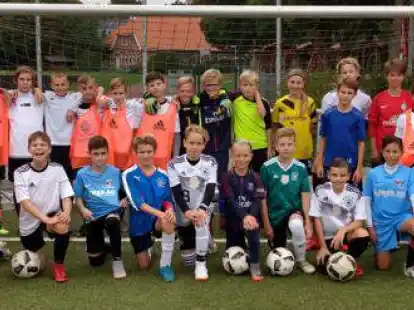 <p>Die Kicker der Jahrg&auml;nge 2006/07 mit den St&uuml;tzpunkttrainern (hinten, von links) Jens Prawitt, Robert Heidtmann und Pierre Schwital.</p>