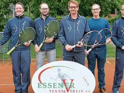 Der Vereinsvorsitzende Andreas Uhlhorn des Essener TV (links) gratuliert den Herren 30 (von links) Patrick Grzenkowicz, Dennis Hörsting, Mario Bocklage, Florian Reinke und René Klüsener zum Aufstieg in die Bezirksliga; es fehlen: Stefan Kollmer und Klaus Meiners