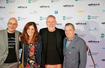 Bei der Er&ouml;ffnung zusammen auf dem Roten Teppich: Stacy Cochran und Philippe Mora (1.v.r.9) mit Festival-Chef Torsten Neumann (1.v.l.).