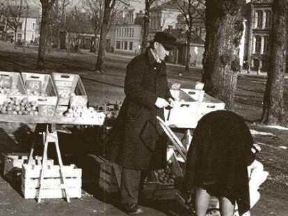 So ging es los: Martin Weinert (Vater von Rudolf Weinert) mit seinem ersten Stand.