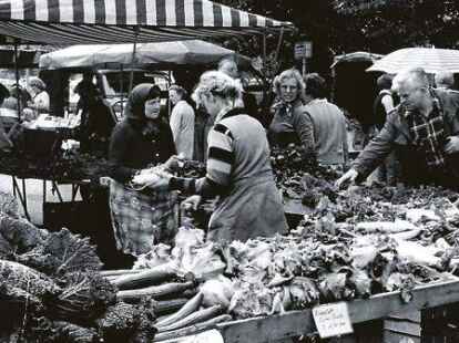 Ein typisches Bild vom Anfang der 70er-Jahre:  Gem&uuml;se-Wochenmarktstand mit Kunden auf dem Pferdemarkt.