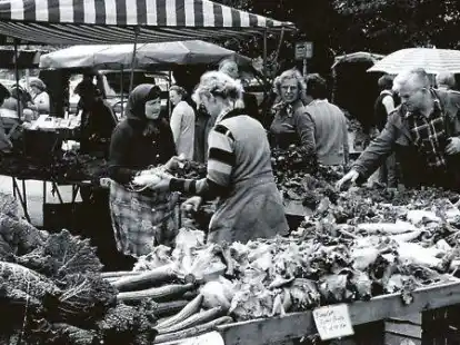 Ein typisches Bild vom Anfang der 70er-Jahre:  Gem&uuml;se-Wochenmarktstand mit Kunden auf dem Pferdemarkt.