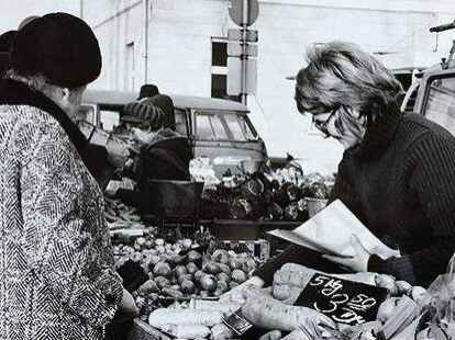 Langsam wuchs das Gesch&auml;ft &ndash; hier ist Schumacher bereits mit einem VW-Bulli auf dem Markt.