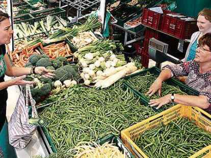 Voll das Leben &ndash;  mit  Ingrid B&uuml;sing  (re.) am Donnerstag am Stand von Schumacher.