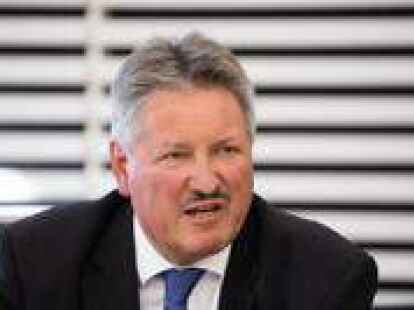 Reinhard Winter, Landrat Landkreis Emsland, spricht bei der Pressekonferenz zum Moorbrand bei Meppen. (Foto: Mohssen Assanimoghaddam/dpa)