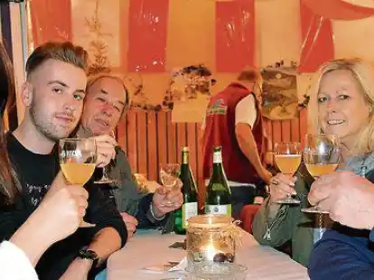 <p>Auch Christina Backer, Leon Albers, Peter Oetjen,  Kerstin Albers und Andr&eacute; Harms  hatten viel Spa&szlig; beim  Blexer Weinfest.</p>
