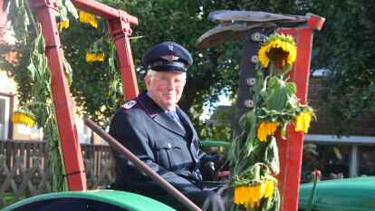 Mit einem bunten Umzug durch Altenesch wurde Erntedank gefeiert.