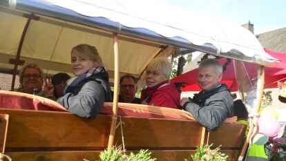 Mit einem bunten Umzug durch Altenesch wurde Erntedank gefeiert.