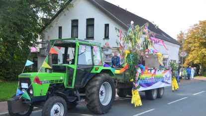 Mit einem bunten Umzug durch Altenesch wurde Erntedank gefeiert.