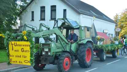 Mit einem bunten Umzug durch Altenesch wurde Erntedank gefeiert.