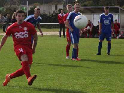 Diesen Foulelfmeter schoss der Wildeshauser Henning Nitzsche &uuml;ber das Tor. Lange &auml;rgern musste er sich nicht. Nitzsche traf in Ganderkesee zum 4:0-Endstand.