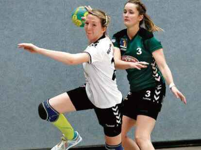 Sechsfache Torsch&uuml;tzin f&uuml;r die HSG Hude/Falkenburg II: Carina Dolch (beim Wurf)