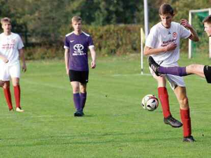 <p>Nach dem 0:2 gelang es den A-Jugendlichen des VfL Wildeshausen (wei&szlig;e Trikots), die Partie gegen den TV Jahn offen zu gestalten. Nach dem dritten Tor in der 41. Minute war der Drops jedoch gelutscht. </p>