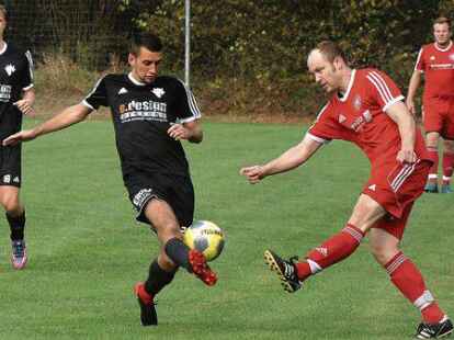 <p>Kr&auml;ftig hingelangt: Acht Tore fielen beim 5:3-Erfolg  des TuS Vielstedt (links) gegen Schlusslicht FC Hude III.</p>